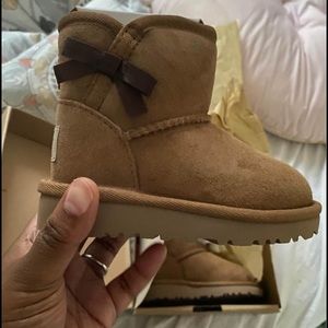 Little girl uggs with bow